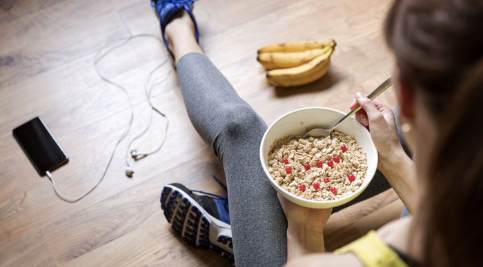 une sportive s'alimente sainement pour en pas gâcher tous ses efforts